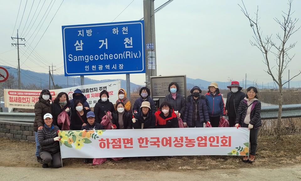 하점면 한국여성농업인회 환경정비 활동. 강화군청 제공